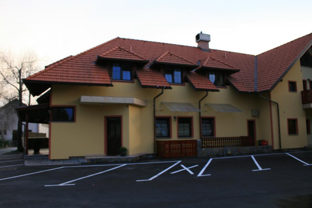 Guest House Klub Kovac Naklo Eksteriør billede